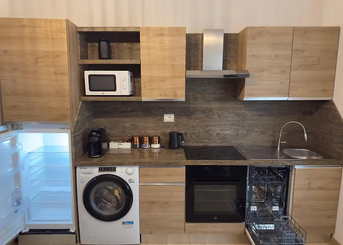 - 2br 2ba - 5 Min Walk To Metro & Train