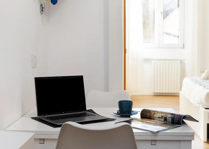 Isola Bloom - Stylish Design Flat