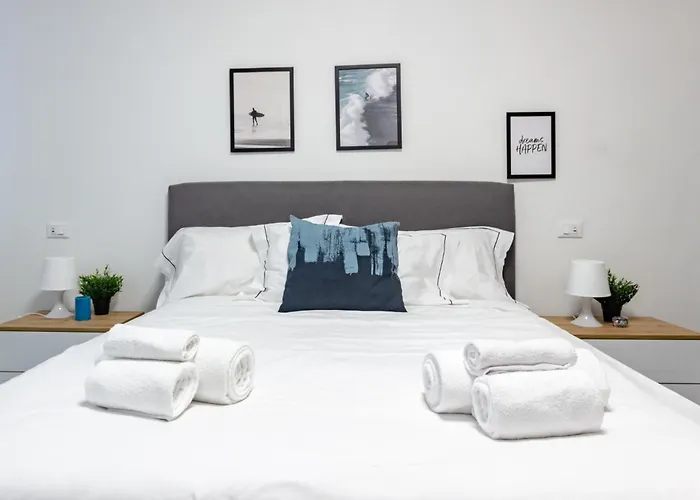 Spacious 4-bed 2-bath, 3 Min Walk To M1 Bande Nere Apartmán