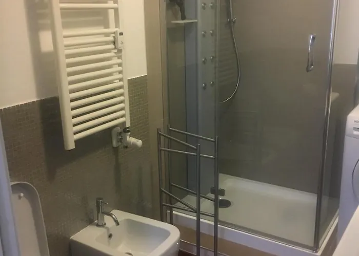 Well Equipped Close To アパート