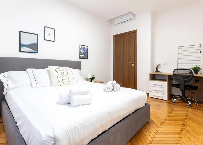 Spacious 4-bed 2-bath, 3 Min Walk To M1 Bande Nere Apartmán