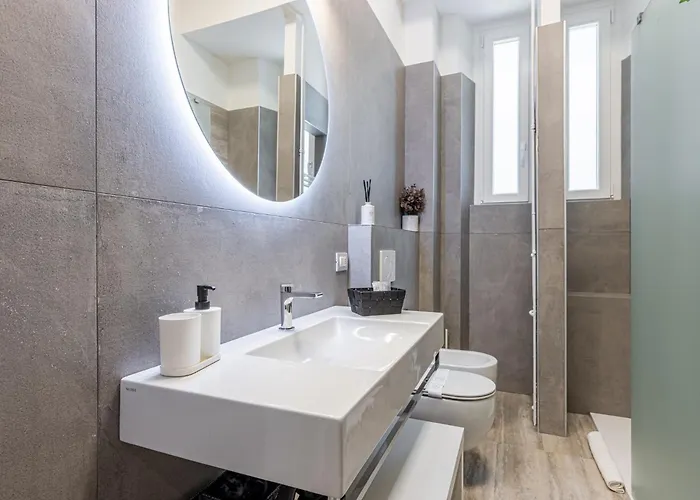 Lovely - 15 Minutes To Duomo