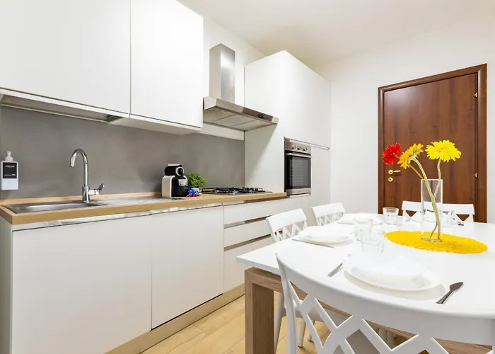 Spacious 4-bed 2-bath, 3 Min Walk To M1 Bande Nere Apartmán
