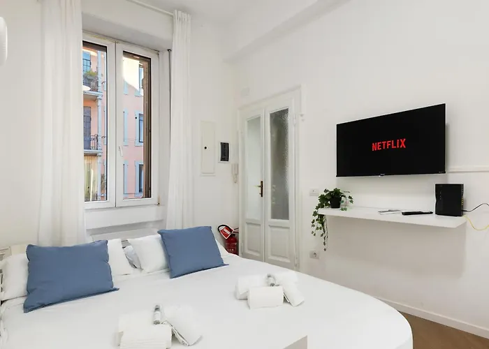 Isola Bloom - Stylish Design Flat *