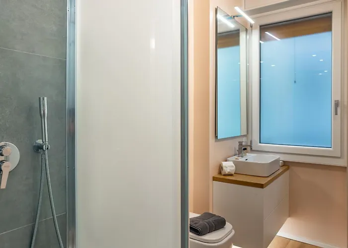 Modern In - Garage Included *