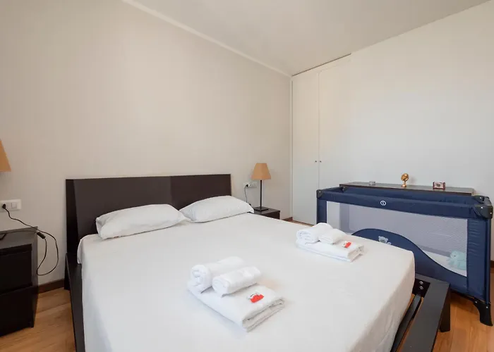 Bicocca, Free Parking, Private Garage, Metro M5 200m, Garden, Kids & Pet Friendly 아파트