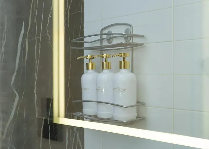 Artstay - Exclusive Near Metro M1, Ac, Parking