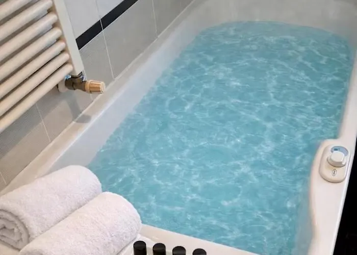 Elegant Retreat With Sunny Terrace & Excellent Metro Links Mediolan