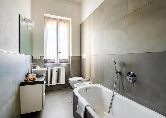 Exclusive 3 Bedrooms Near Duomo Apartament Mediolan