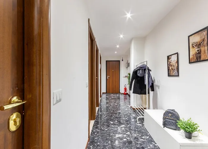 Spacious 4-bed 2-bath, 3 Min Walk To M1 Bande Nere Apartmán *