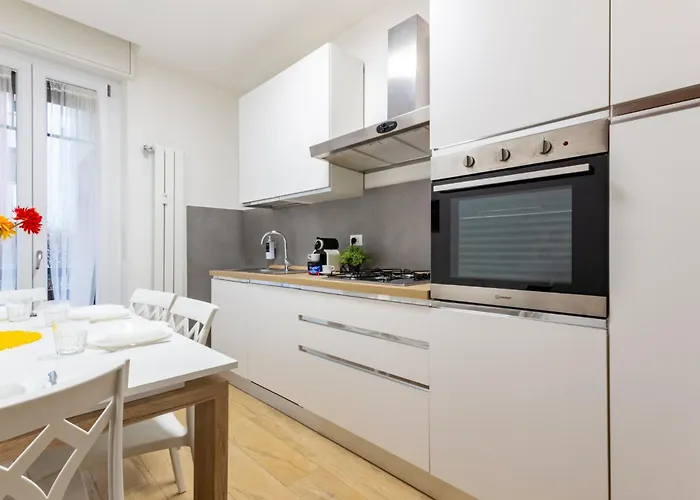 Spacious 4-bed 2-bath, 3 Min Walk To M1 Bande Nere Apartmán Milán