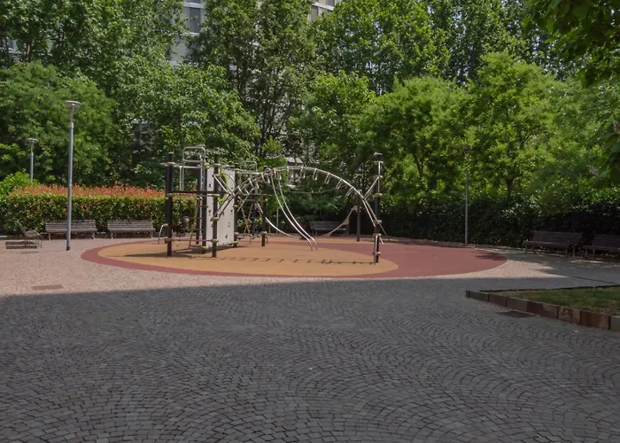 Bicocca, Free Parking, Private Garage, Metro M5 200m, Garden, Kids & Pet Friendly * 밀라노