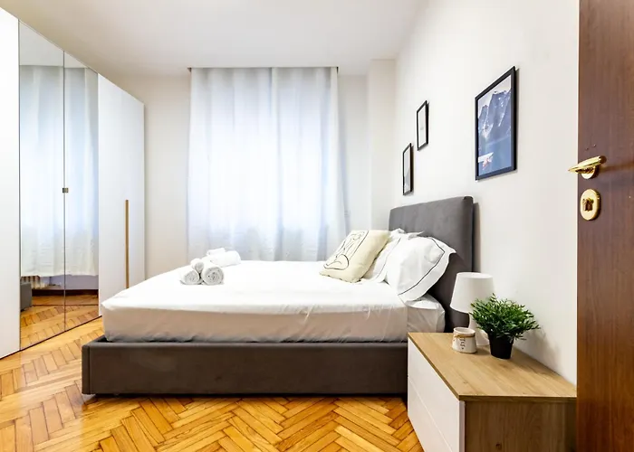 Spacious 4-bed 2-bath, 3 Min Walk To M1 Bande Nere Apartmán
