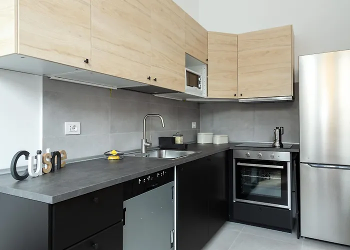 Joivy Solari Tolstoj ミラノ