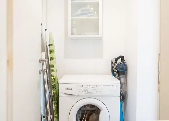 - Alzaia Naviglio Grande