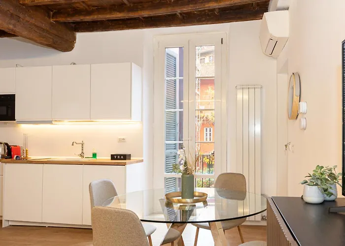 - Alzaia Naviglio Grande Milaan