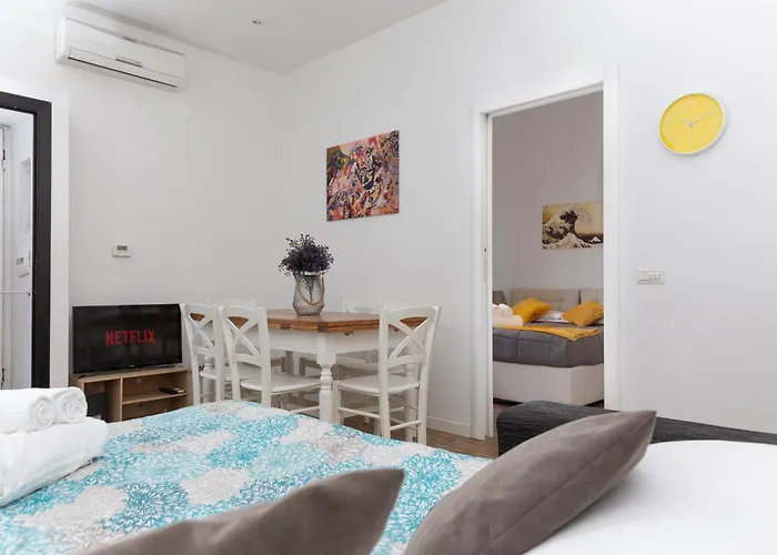 Artstay Exclusive Near Train Metro, Parking Apartment *