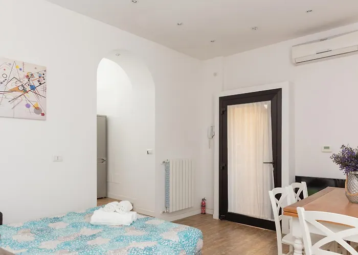 Artstay Exclusive Near Train Metro, Parking