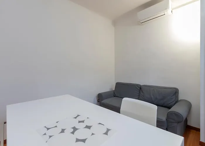 I-host - Ugo Bassi * Milán