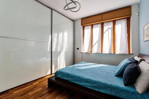 Elegant Retreat With Sunny Terrace & Excellent Metro Links Apartament *