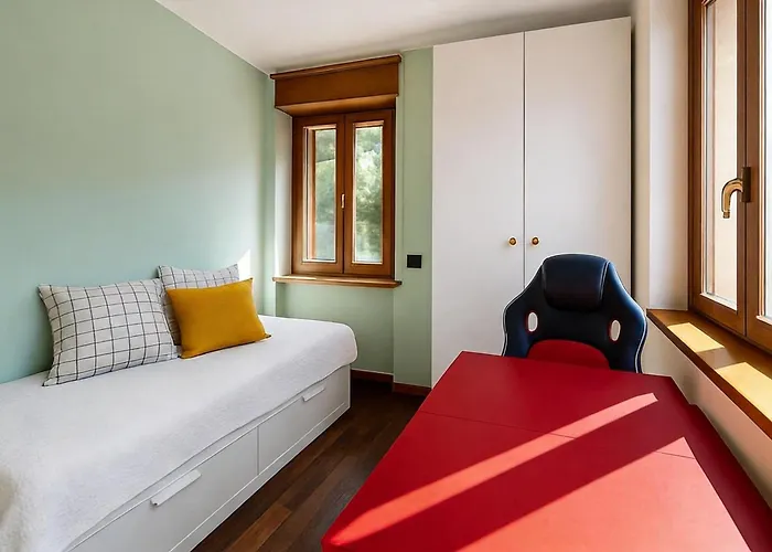 Elegant Retreat With Sunny Terrace & Excellent Metro Links *