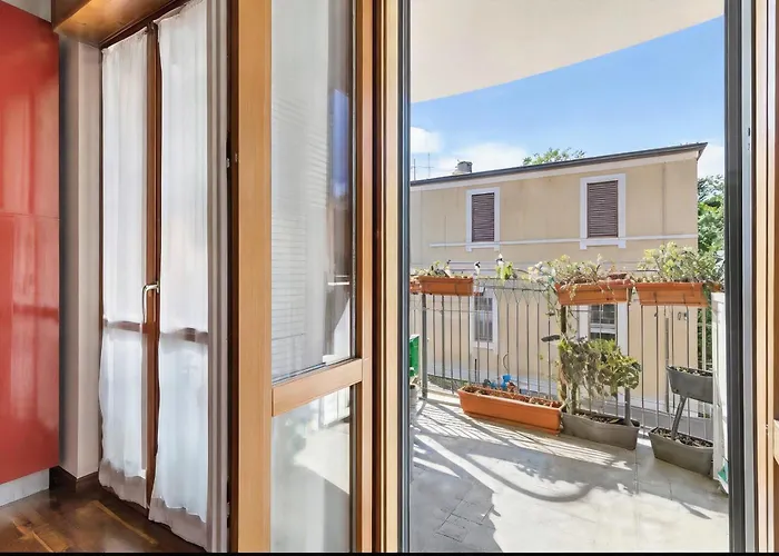 Elegant Retreat With Sunny Terrace & Excellent Metro Links *