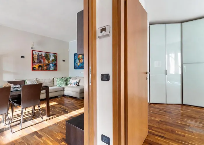 Elegant Retreat With Sunny Terrace & Excellent Metro Links Apartament