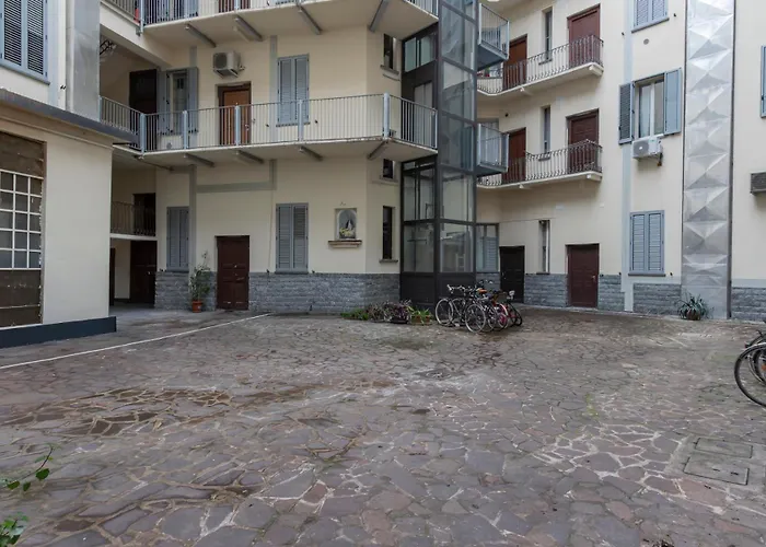 I-host - Ugo Bassi * Milán