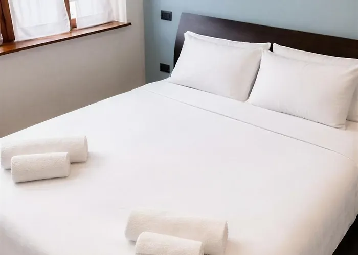 Elegant Retreat With Sunny Terrace & Excellent Metro Links Mediolan