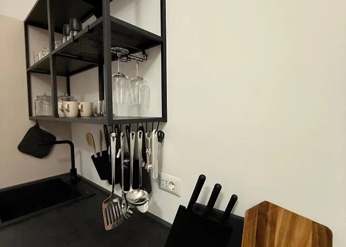 Vakantiehuis Newly Renovated 2br Near Bocconi & Metro Milaan