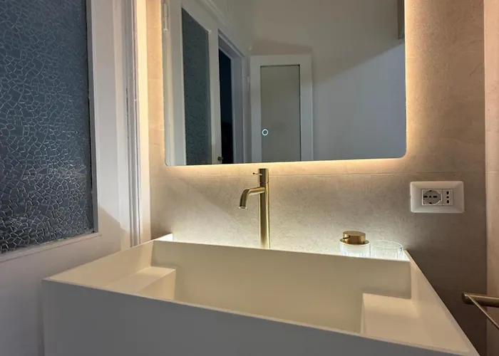 Vakantiehuis Newly Renovated 2br Near Bocconi & Metro Milaan