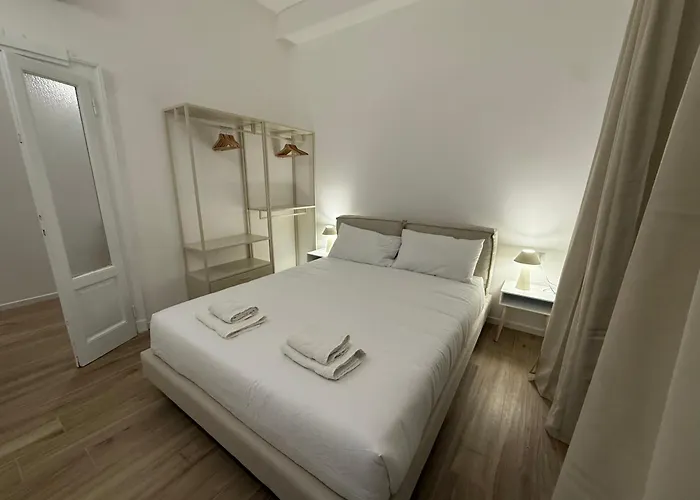 Newly Renovated 2br Near Bocconi & Metro Vakantiehuis Milaan