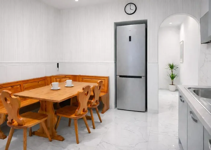 Bed & Garage Apartment In Villa דירה *