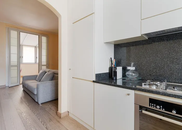 Duomo - San Babila - Elegante Trilocale Con Balcone Apartamento Milão