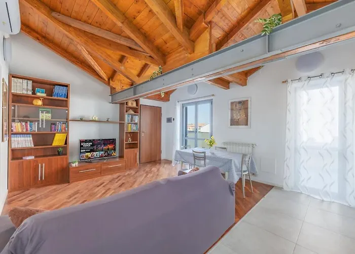 Apartment Homey Grandeur - Spacious With Terrace & Wi-fi *