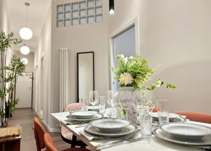 Designer Apartment, Entire Home, 2 Bathrooms, For Families, Groups מילאנו