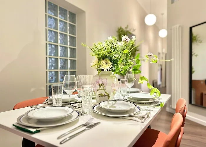 Designer Apartment, Entire Home, 2 Bathrooms, For Families, Groups דירה מילאנו