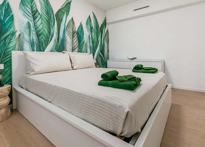 Urban Jungle M3 Duomo 12 Min Milan