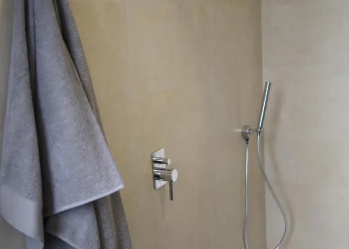 Spacious And Bright Two-room In Bocconi Lägenhet