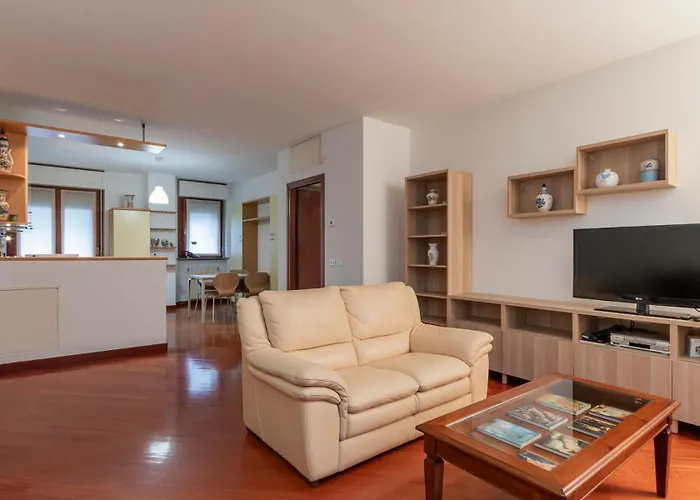 Metro 4 Spacious And Bright Three-room 밀라노