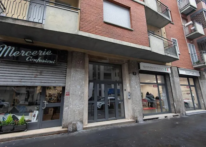 Bright Large In Milán