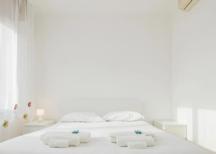 Isola - 2 Bedrooms - Free Parking Apartment