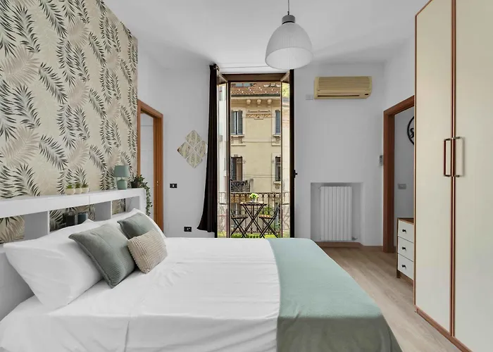 New! Stylish 3-person Flat By Metro M3 & Sunny Balcony Lejlighed Milano