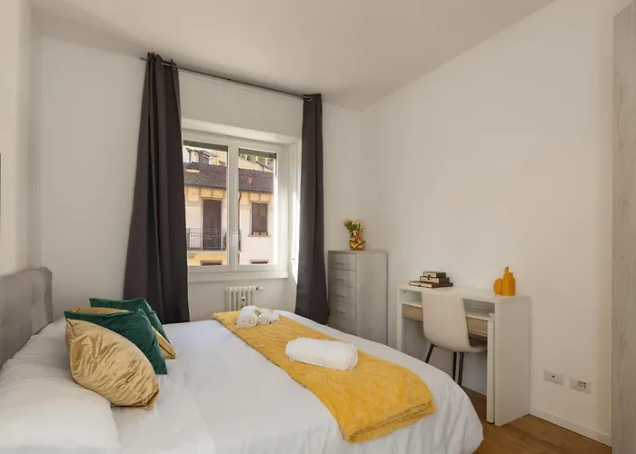 Artstay - Near Metro, Train Station, Isola Apartment *