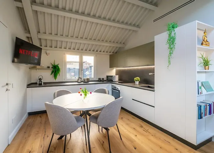 Attic Design - Duomo 15 Min - Free Wifi Апартаменты