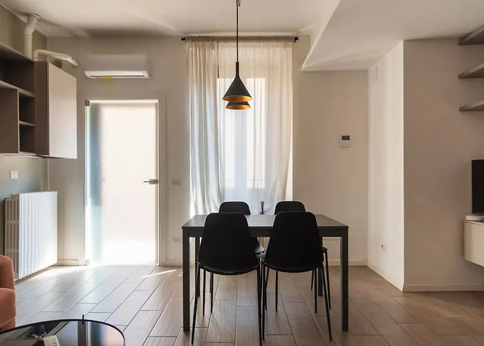 Youhosty - With Ac, Metro Stop