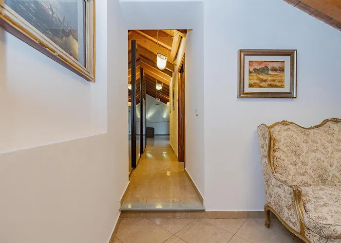 Bnbest Tricolore 6 Pax Apartment *