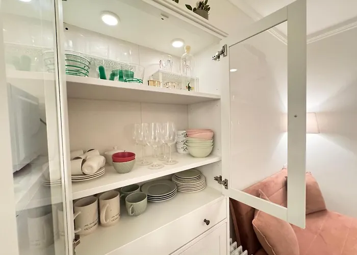 Romantic Nest - Authentic - Watt Road Apartment *