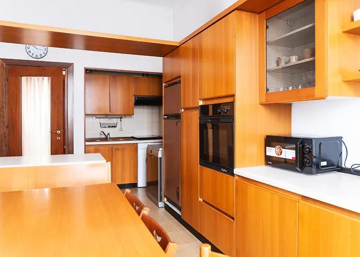 Youhosty - Lodi Rosso 121 * ميلان