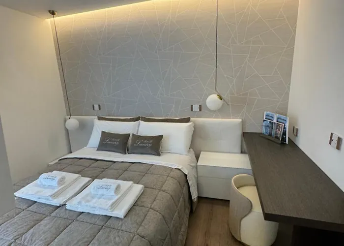 Luxury - Metropolitana M4- San Babila -stadio San Siro - Duomo - Aeroporto Linate - Castello Sforzesco